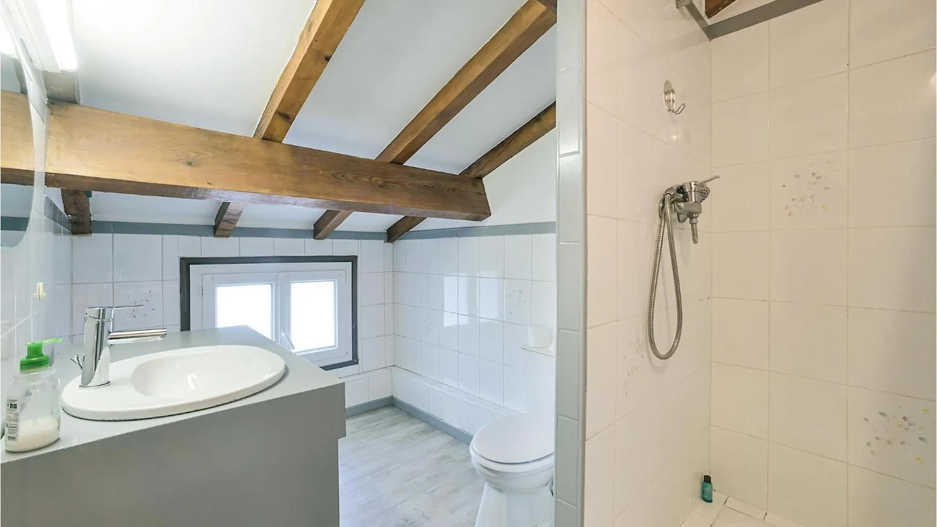 6 Bedroom Amazing Apartment In Vallon Pont Darc 0*, Vallon-Pont-dʼArc
