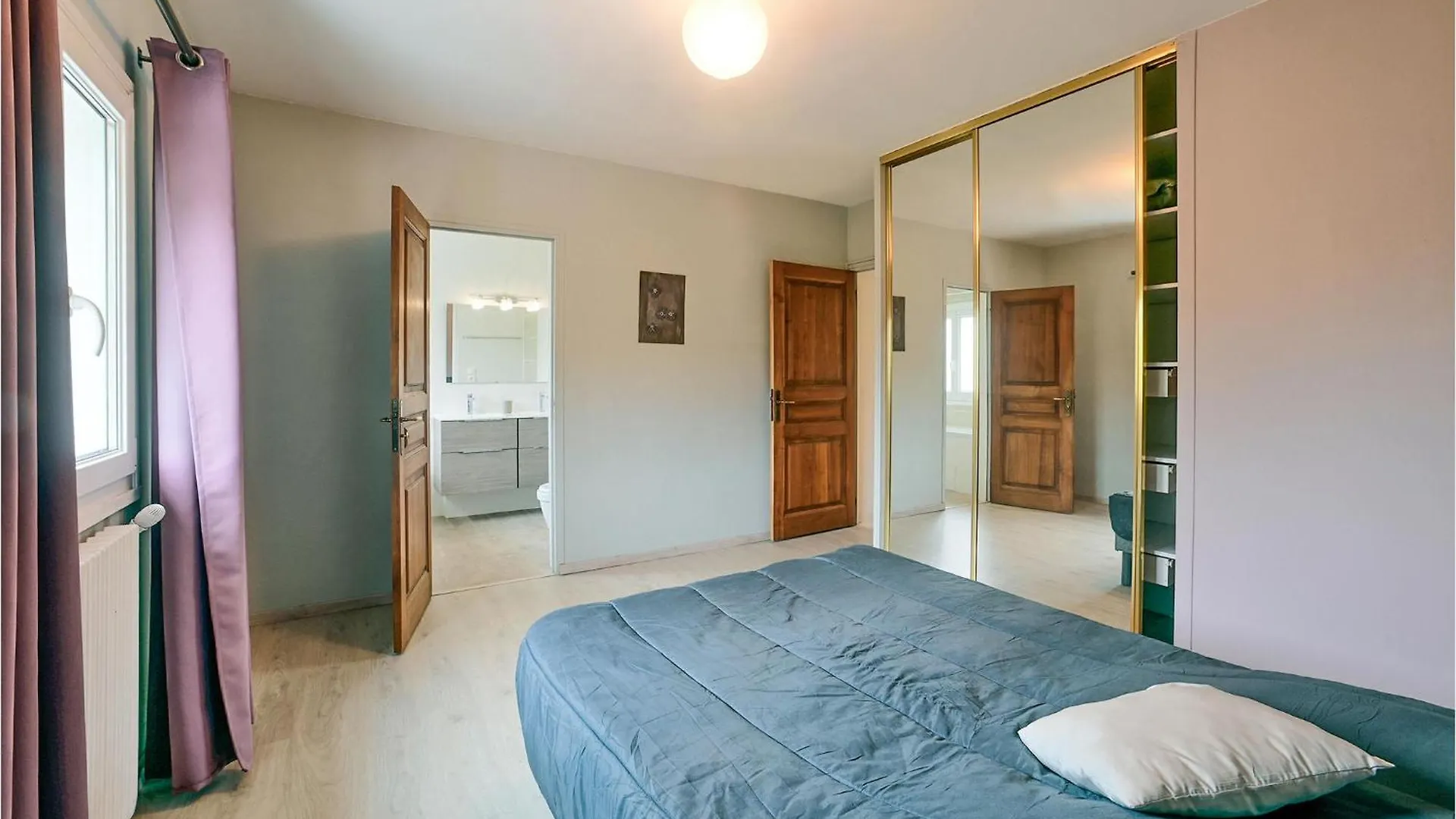 6 Bedroom Amazing Apartment In Vallon Pont Darc 0*, Vallon-Pont-dʼArc France