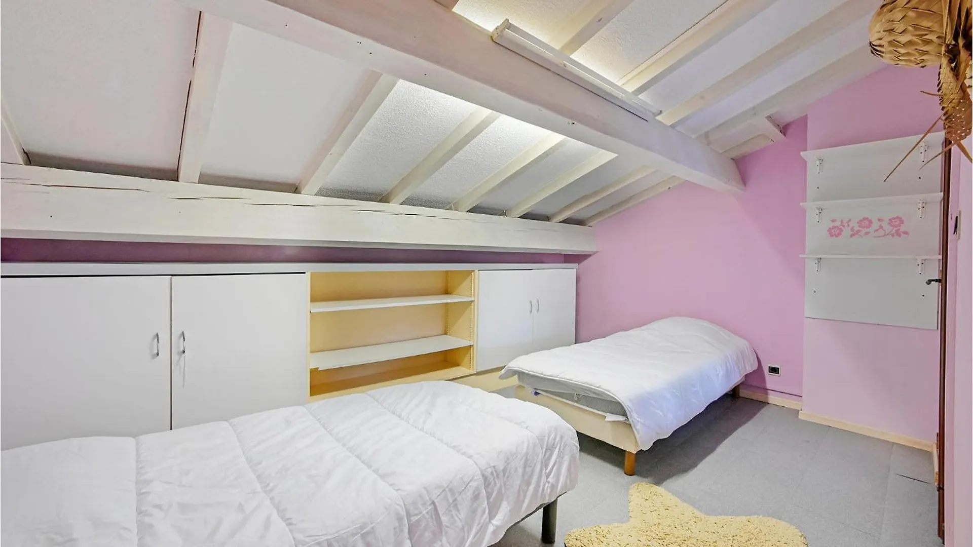 6 Bedroom Amazing Apartment In Vallon Pont Darc 0*, Vallon-Pont-dʼArc